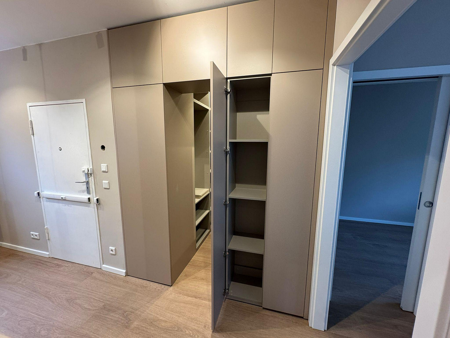 Hochwertig kernsanierte 2-Zimmer-Wohnung mit Balkon, Ankleide & Einbauküche in Berlin-Westend – Foto 3