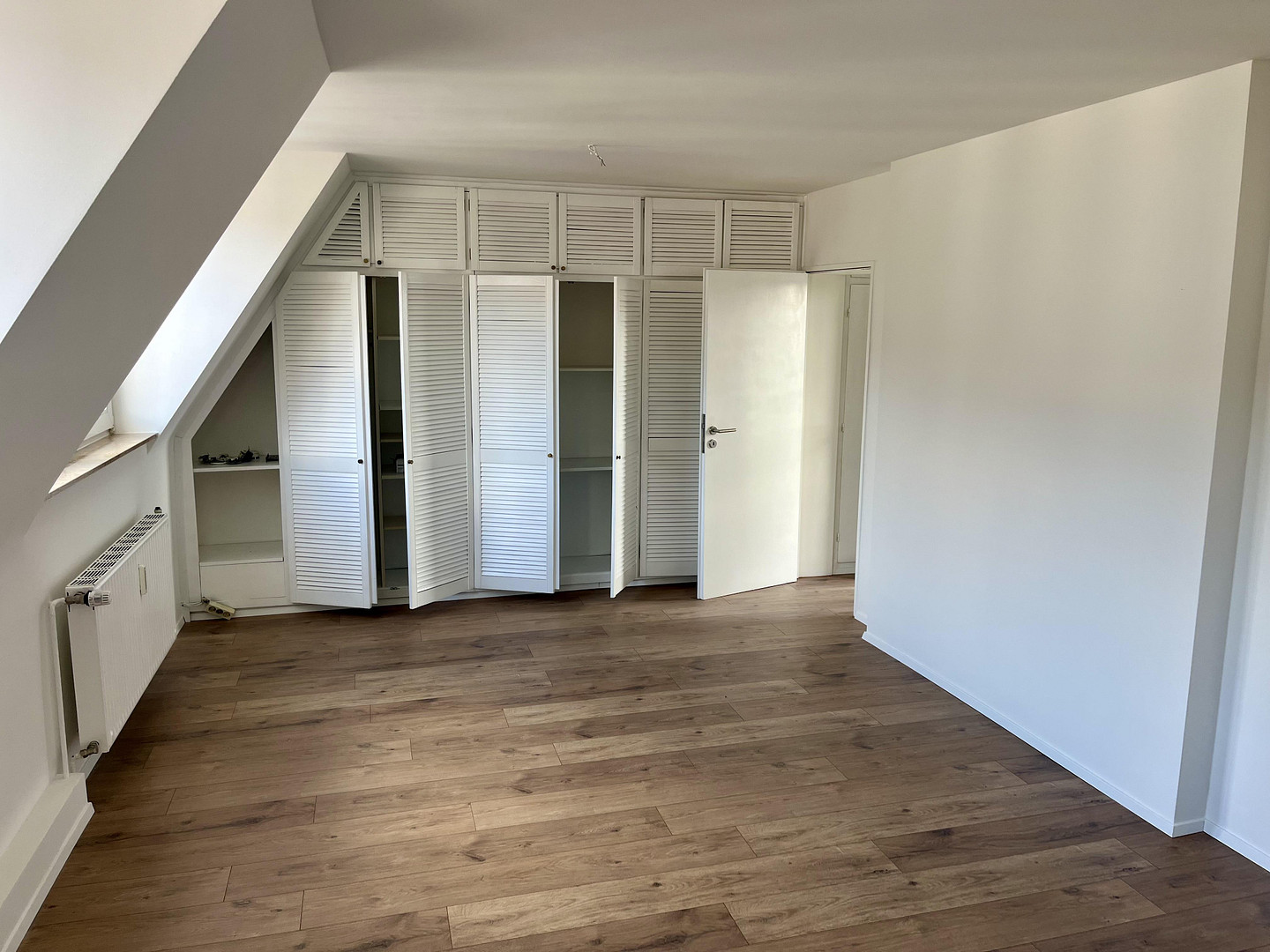 KÖLN-SÜDSTADT; HELLES RENOVIERTES GRASSRAUMAPARTMENT – Foto 3