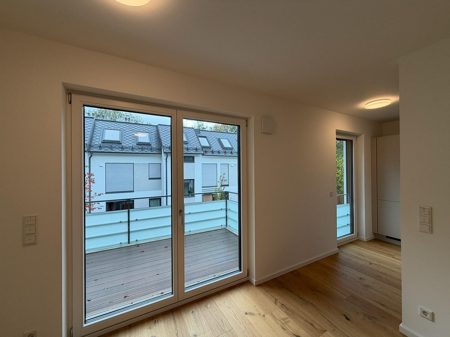 Erstbezug im Neubau: 2 Zimmer mit Einbauküche, Parkett und Fußbodenheizung am Hachinger Bach – Foto 3