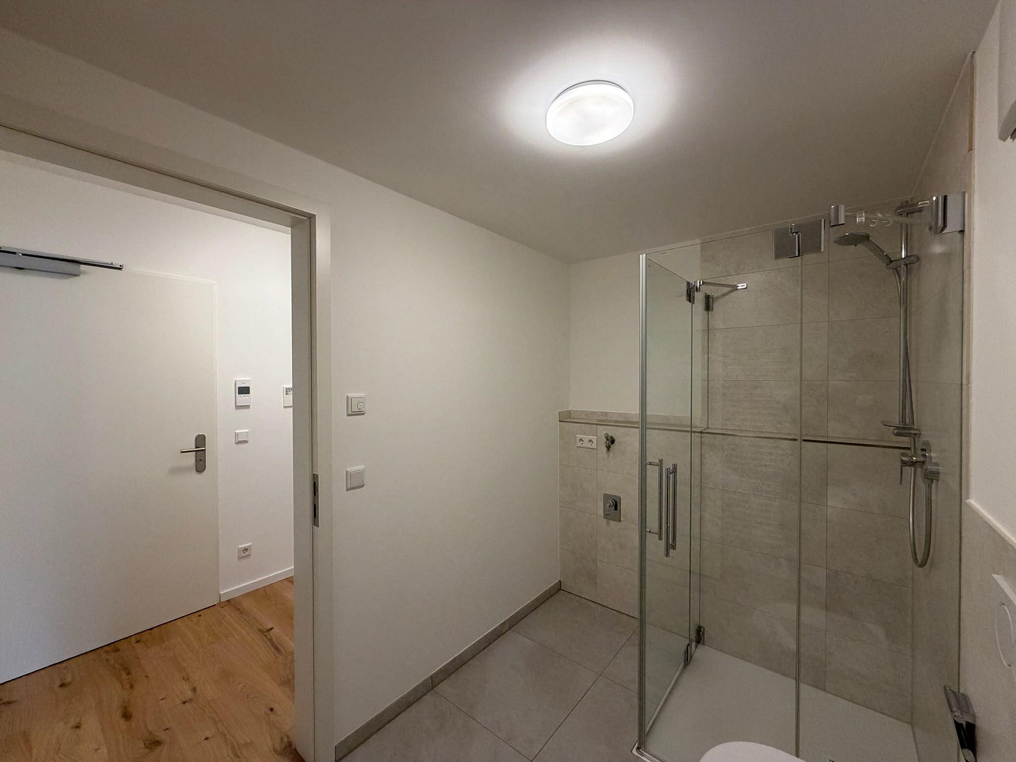 Erstbezug im Neubau: 2 Zimmer mit Einbauküche, Parkett und Fußbodenheizung am Hachinger Bach – Foto 12