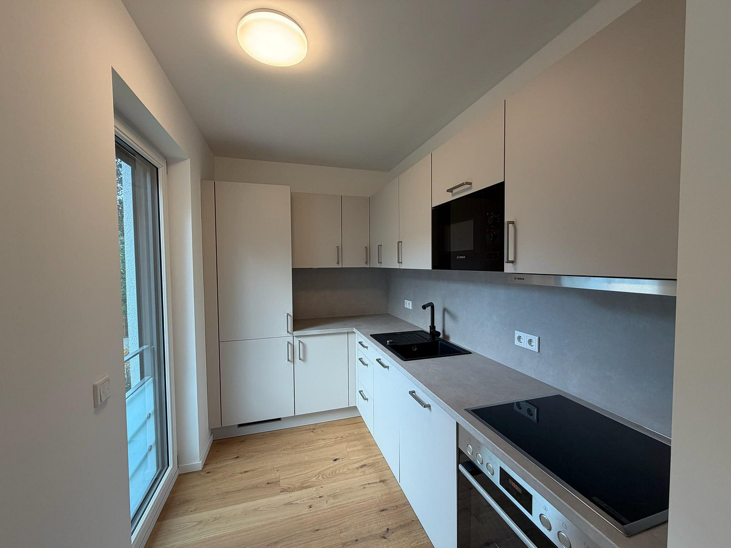 Erstbezug im Neubau: 2 Zimmer mit Einbauküche, Parkett und Fußbodenheizung am Hachinger Bach – Foto 4