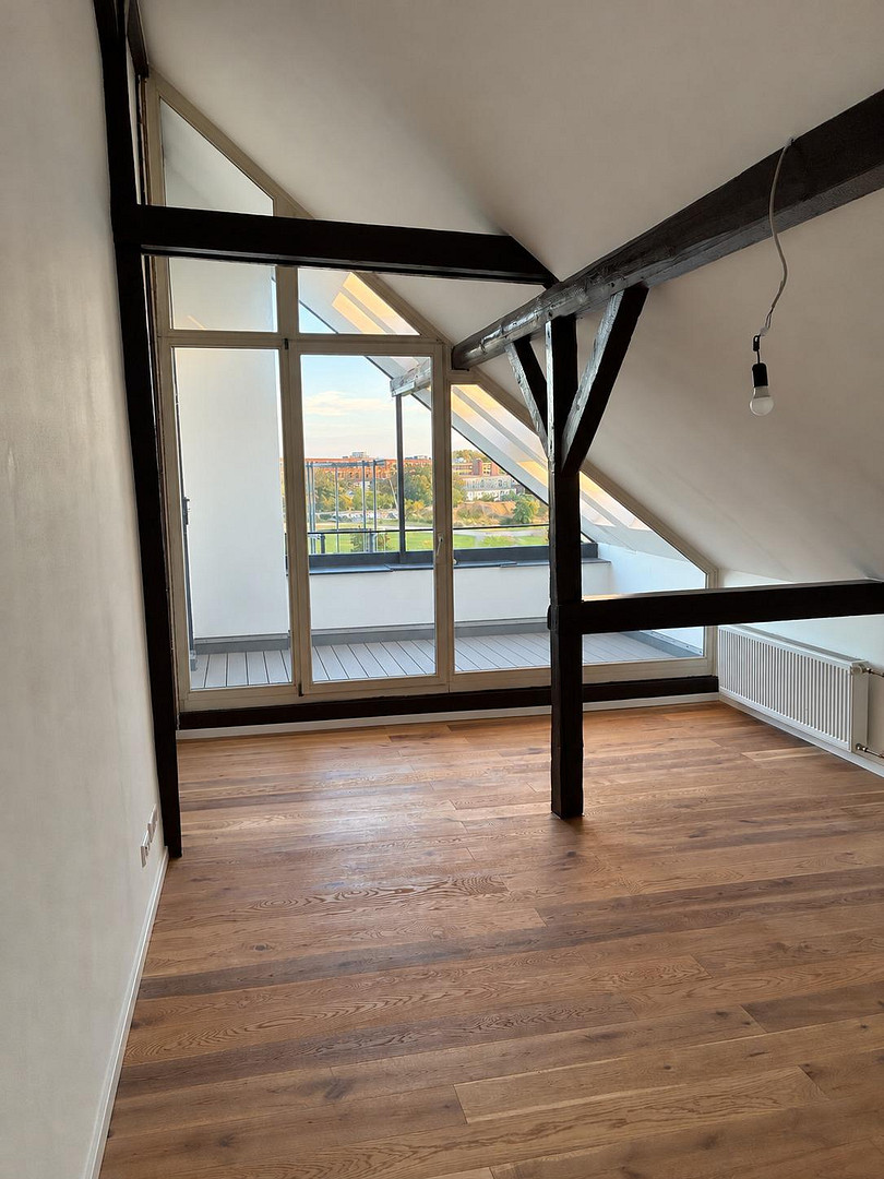 Erstbezug nach Kernsanierung: 4-Zimmer-Maisonette mit Loggia im wunderschönen Baudenkmal