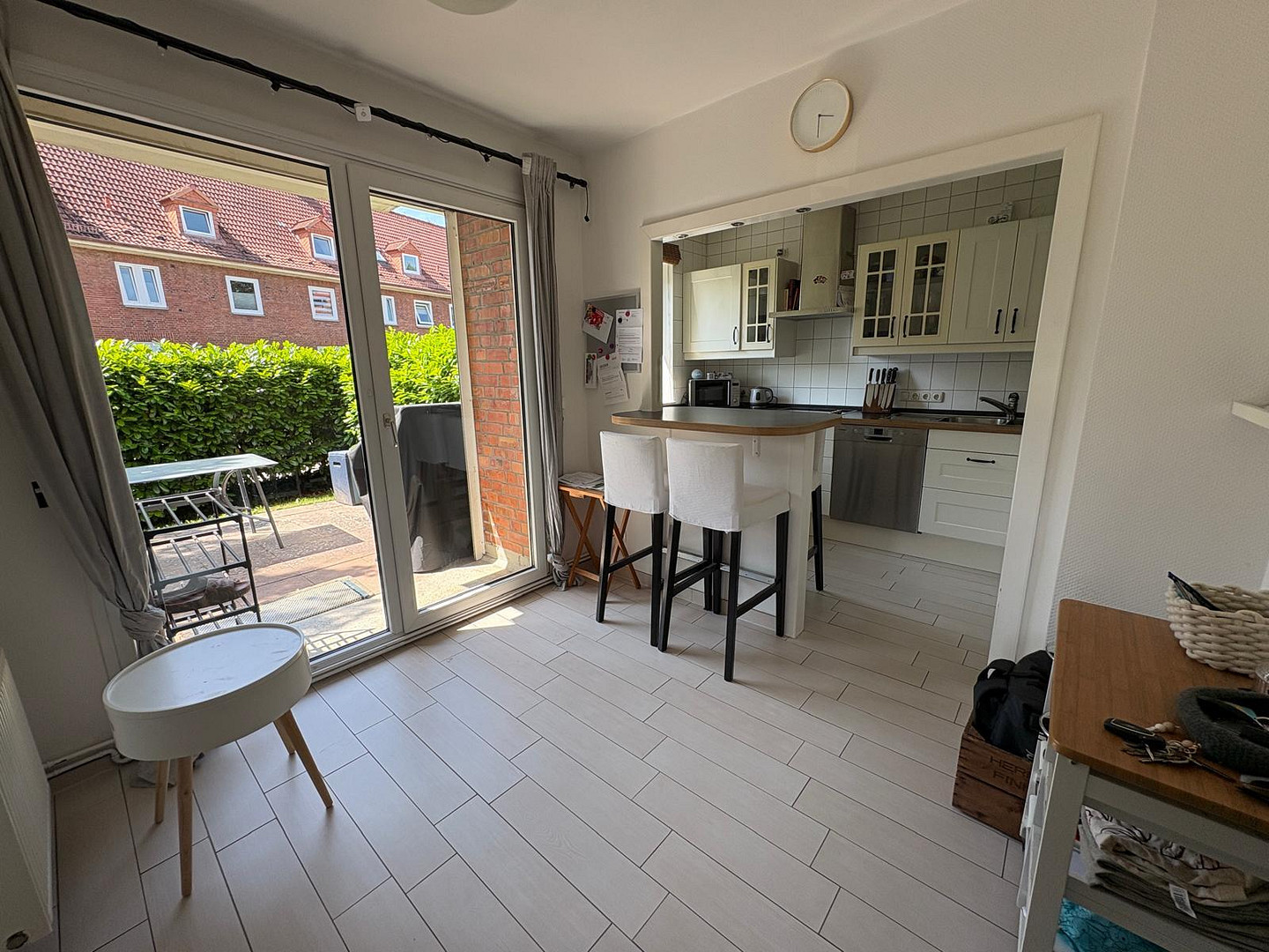 2-Zimmer-EG-Wohnung mit großer, eingewachsener Westterrasse & Einbauküche in Finkenwerder – Foto 2