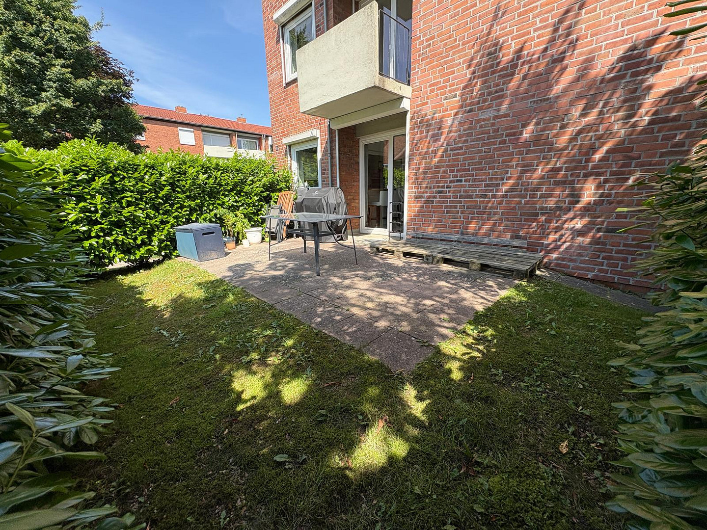 2-Zimmer-EG-Wohnung mit großer, eingewachsener Westterrasse & Einbauküche in Finkenwerder