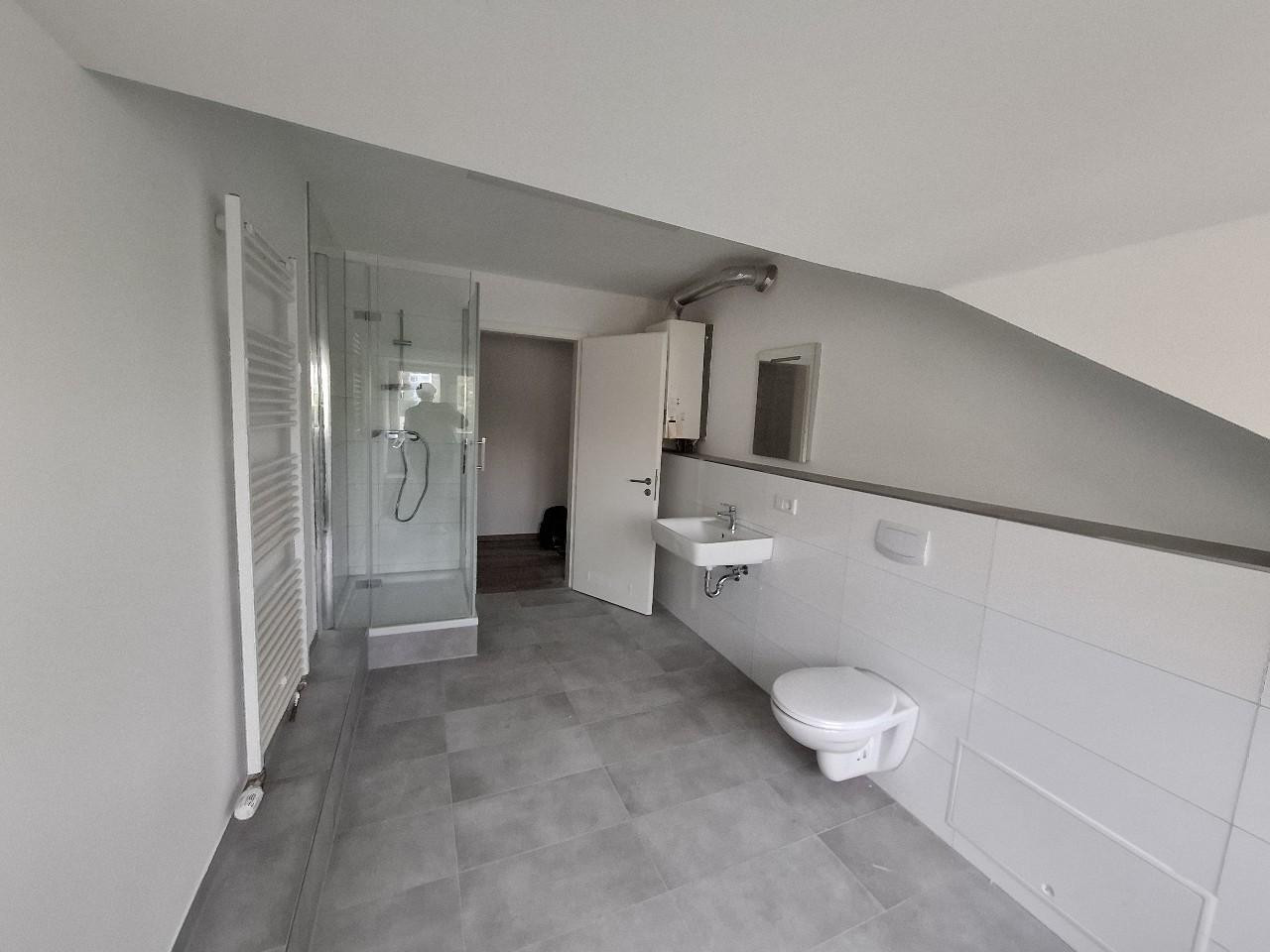 Hochwertig sanierte Altbau-Wohnung mit Einbauküche und Tageslichtbad – Foto 4