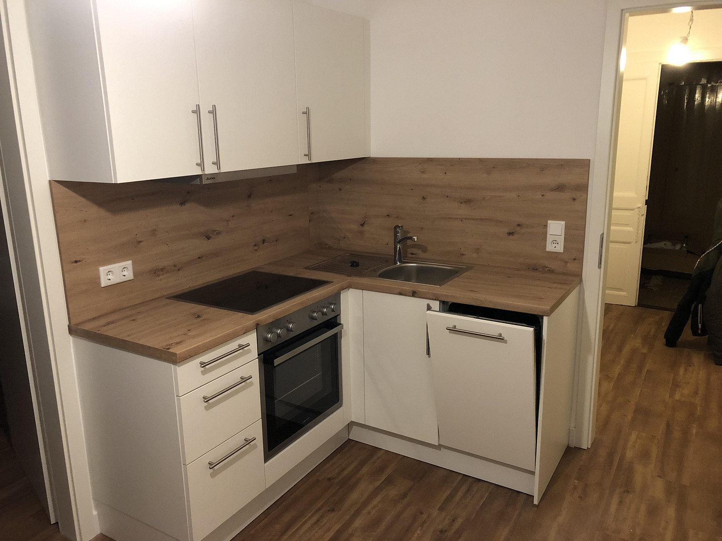 Hochwertig sanierte Altbau-Wohnung mit Einbauküche und Tageslichtbad – Foto 6