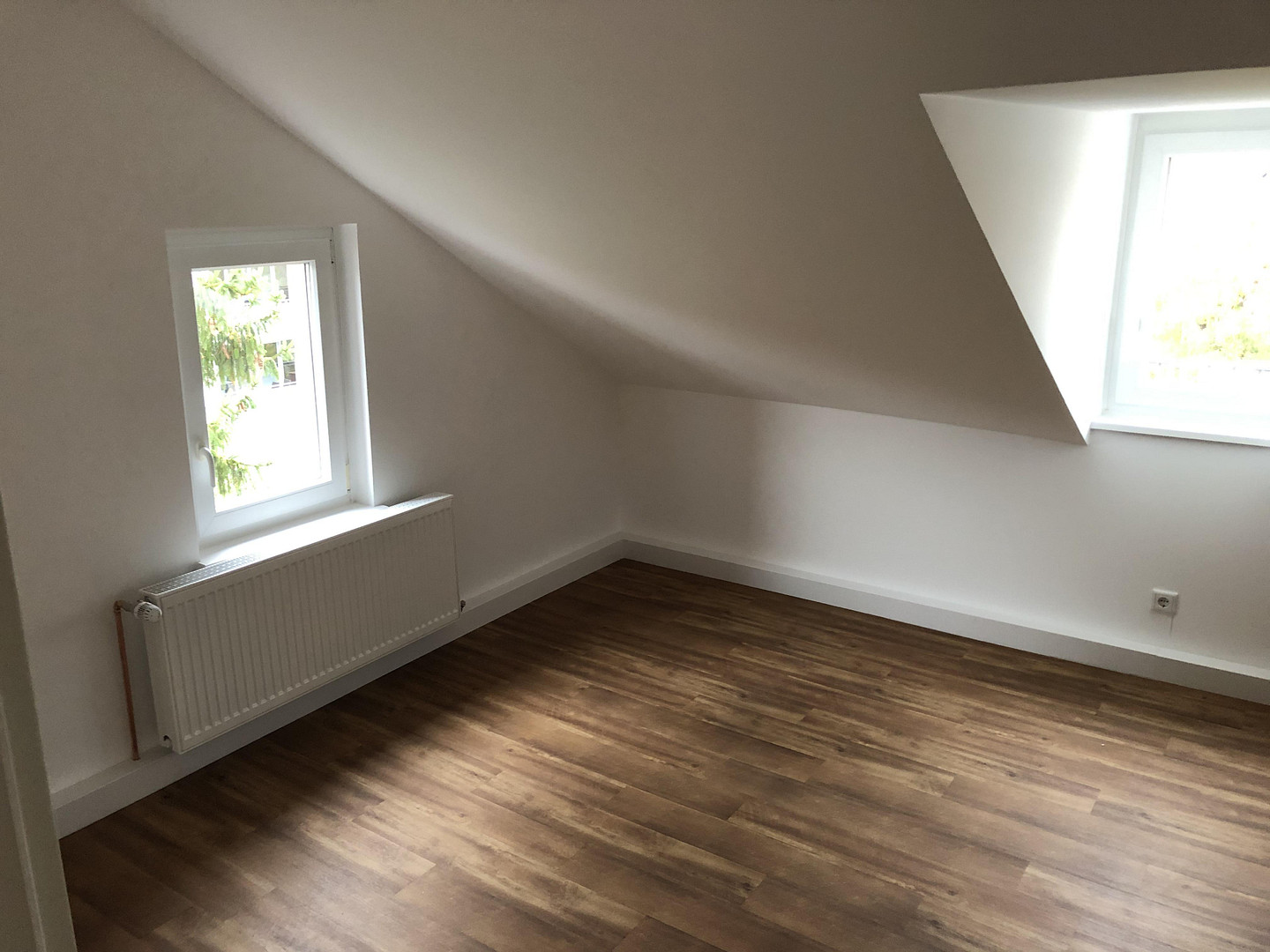Hochwertig sanierte Altbau-Wohnung mit Einbauküche und Tageslichtbad – Foto 2