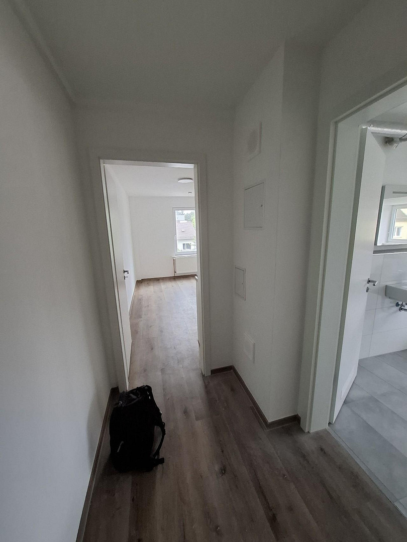 Hochwertig sanierte Altbau-Wohnung mit Einbauküche und Tageslichtbad – Foto 3
