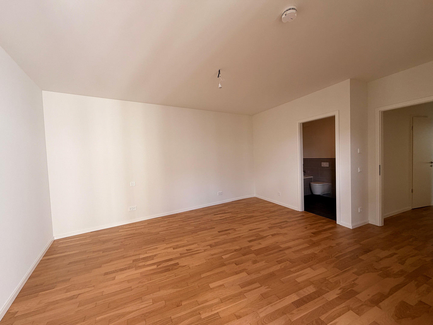 Erstbezug: Lichtdurchflutete 3-Zimmer-Wohnung mit Balkon & Loggia – Foto 11