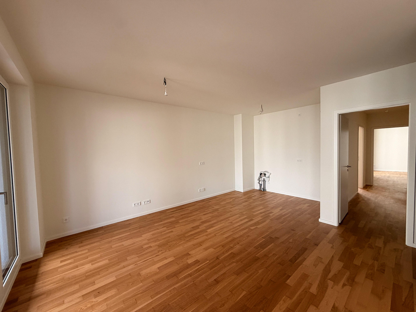 Erstbezug: Lichtdurchflutete 3-Zimmer-Wohnung mit Balkon & Loggia – Foto 3