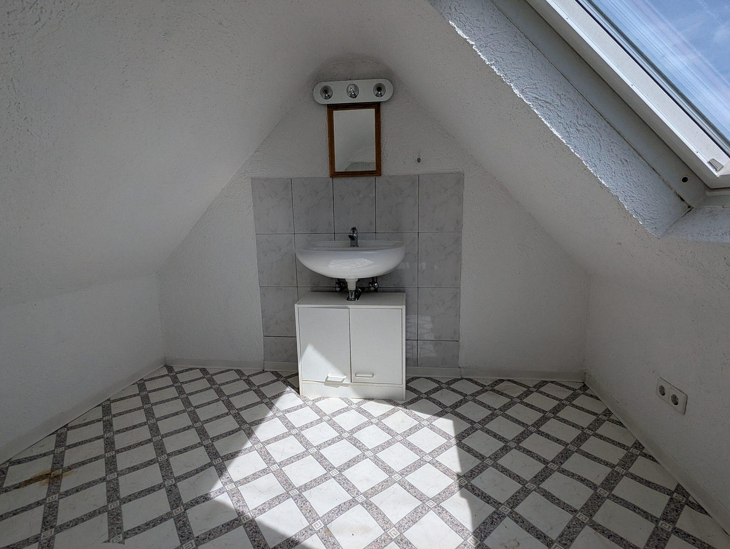 WG-geeignete 4-Zimmer-DG-Wohnung mit Balkon, 2 Bädern & EBK – Stuttgart-Bad Cannstatt – Foto 18