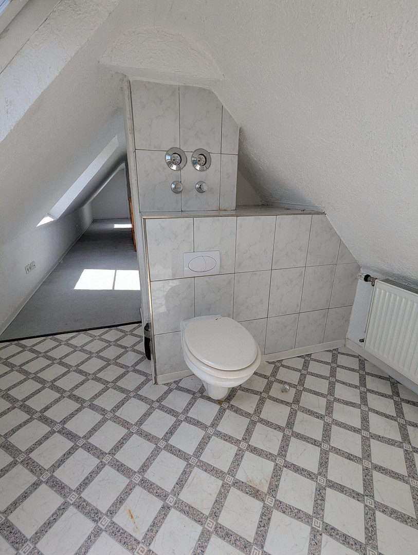 WG-geeignete 4-Zimmer-DG-Wohnung mit Balkon, 2 Bädern & EBK – Stuttgart-Bad Cannstatt – Foto 19