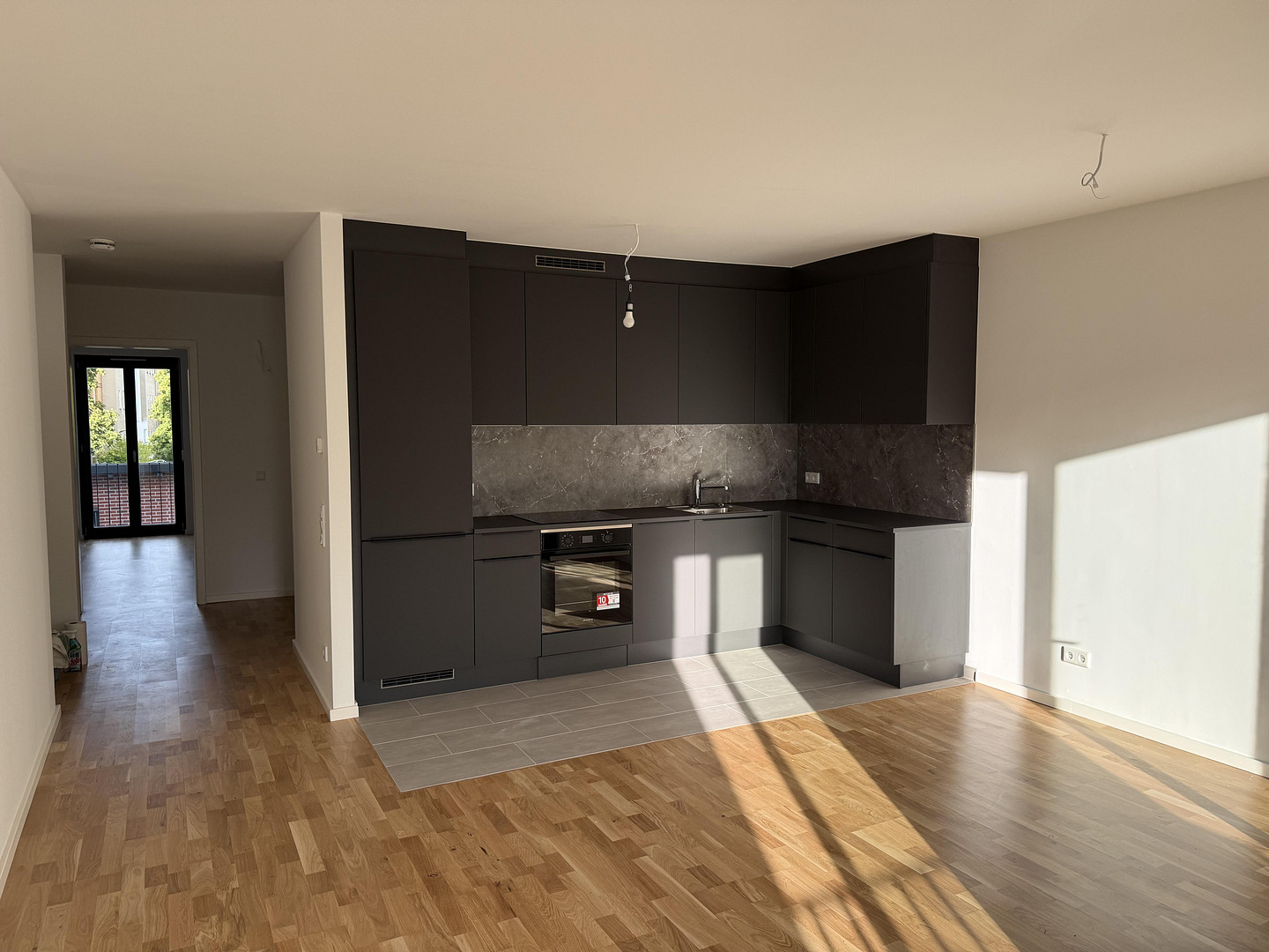 ERSTBEZUG Hochwertige und helle 3-Zimmer-Neubau-Wohnung mit Balkon in Berlin Adlershof – Foto 3