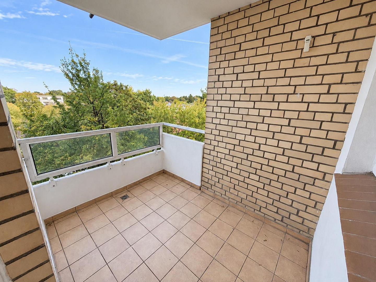 Helle 2-Zimmer-Wohnung mit Balkon, Einbauküche und Grünblick – MetroBus 5 vor der Tür – Foto 3