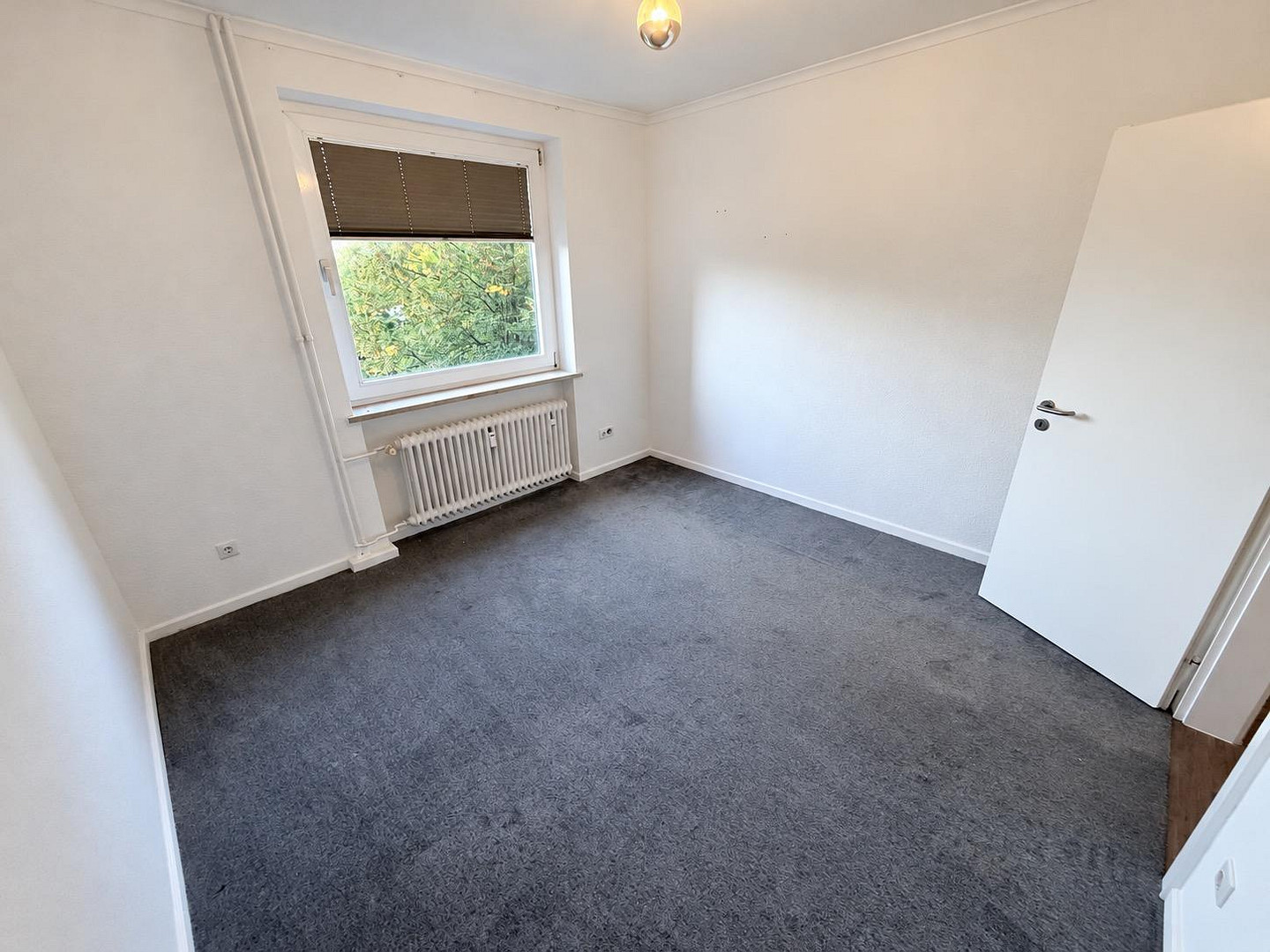Helle 2-Zimmer-Wohnung mit Balkon, Einbauküche und Grünblick – MetroBus 5 vor der Tür – Foto 4
