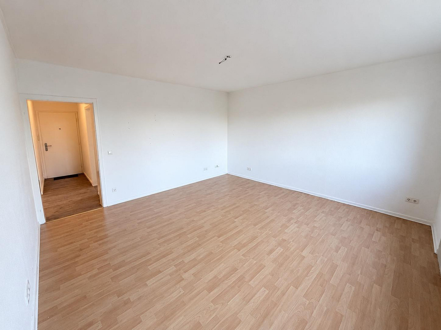 Helle 2-Zimmer-Wohnung mit Balkon, Einbauküche und Grünblick – MetroBus 5 vor der Tür – Foto 7