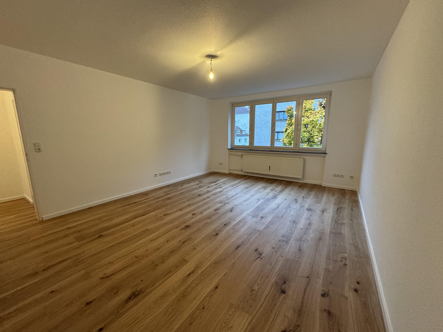 Charmante, großzügige 2-Zimmer-Wohnung mit Balkon in bester Lage auf der Berger Straße. – Foto 2