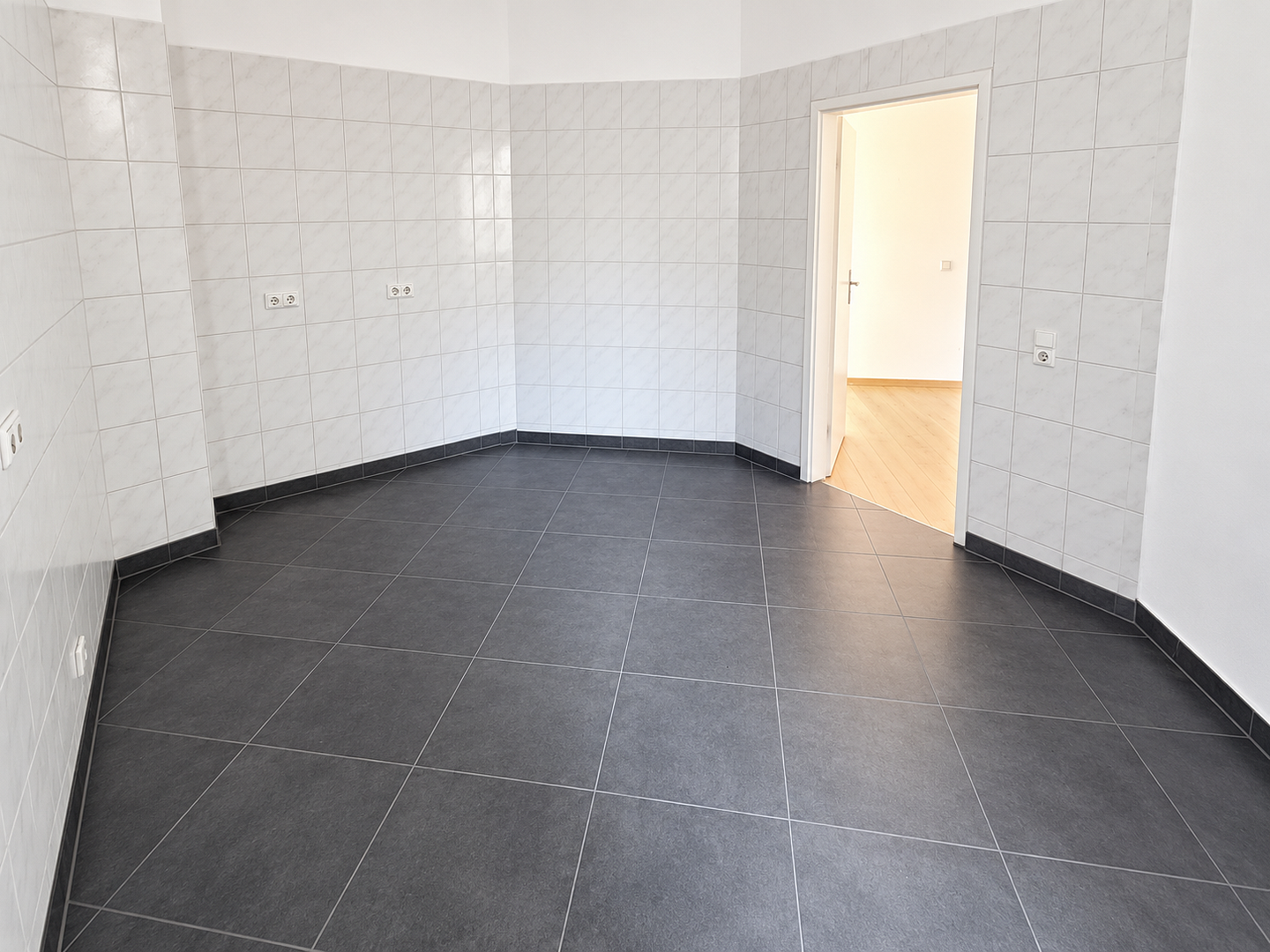 Renovierte 3-Raum-Wohnung in Leipzig – Zweinaundorfer Straße im 2.OG – Foto 5