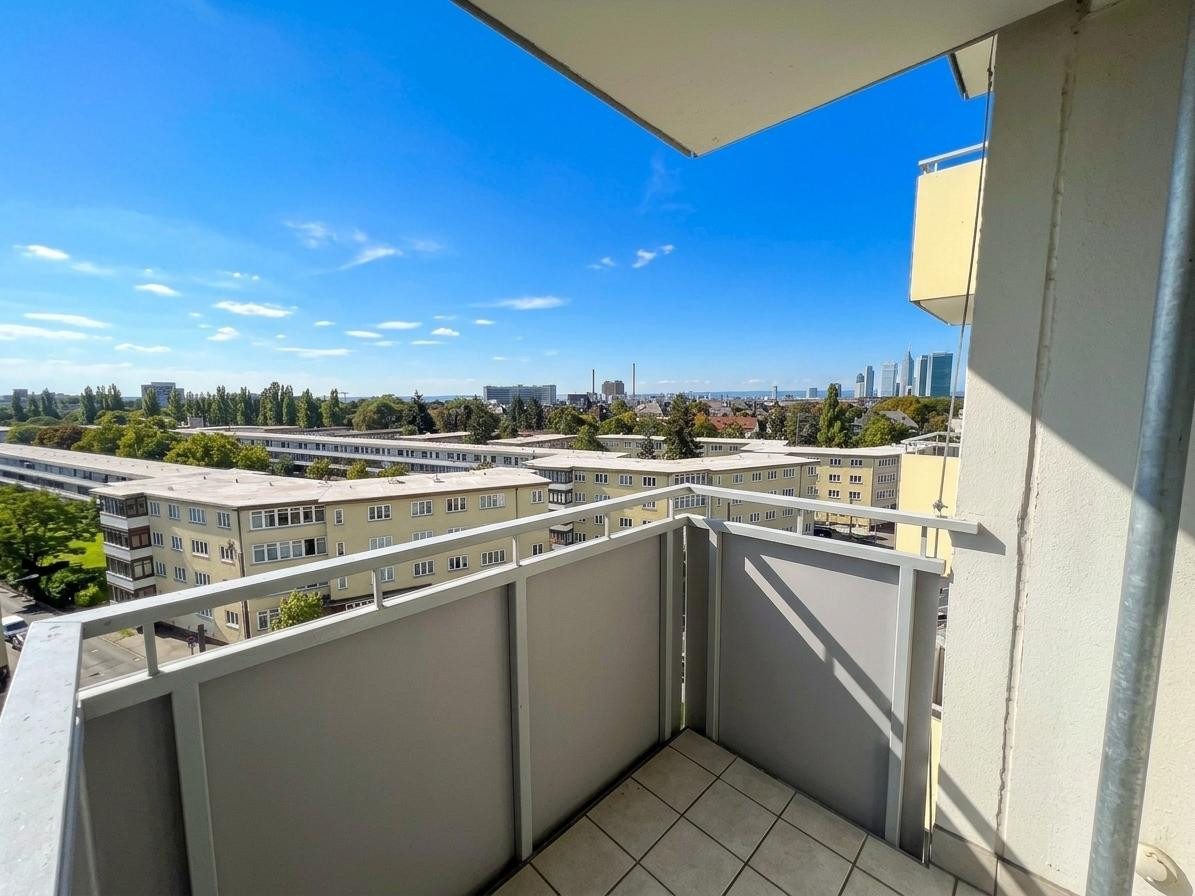 Neuwertige möblierte 1-Zimmer-Wohnung mit Balkon & Skyline-Blick in Frankfurt-Sachsenhausen – Foto 2