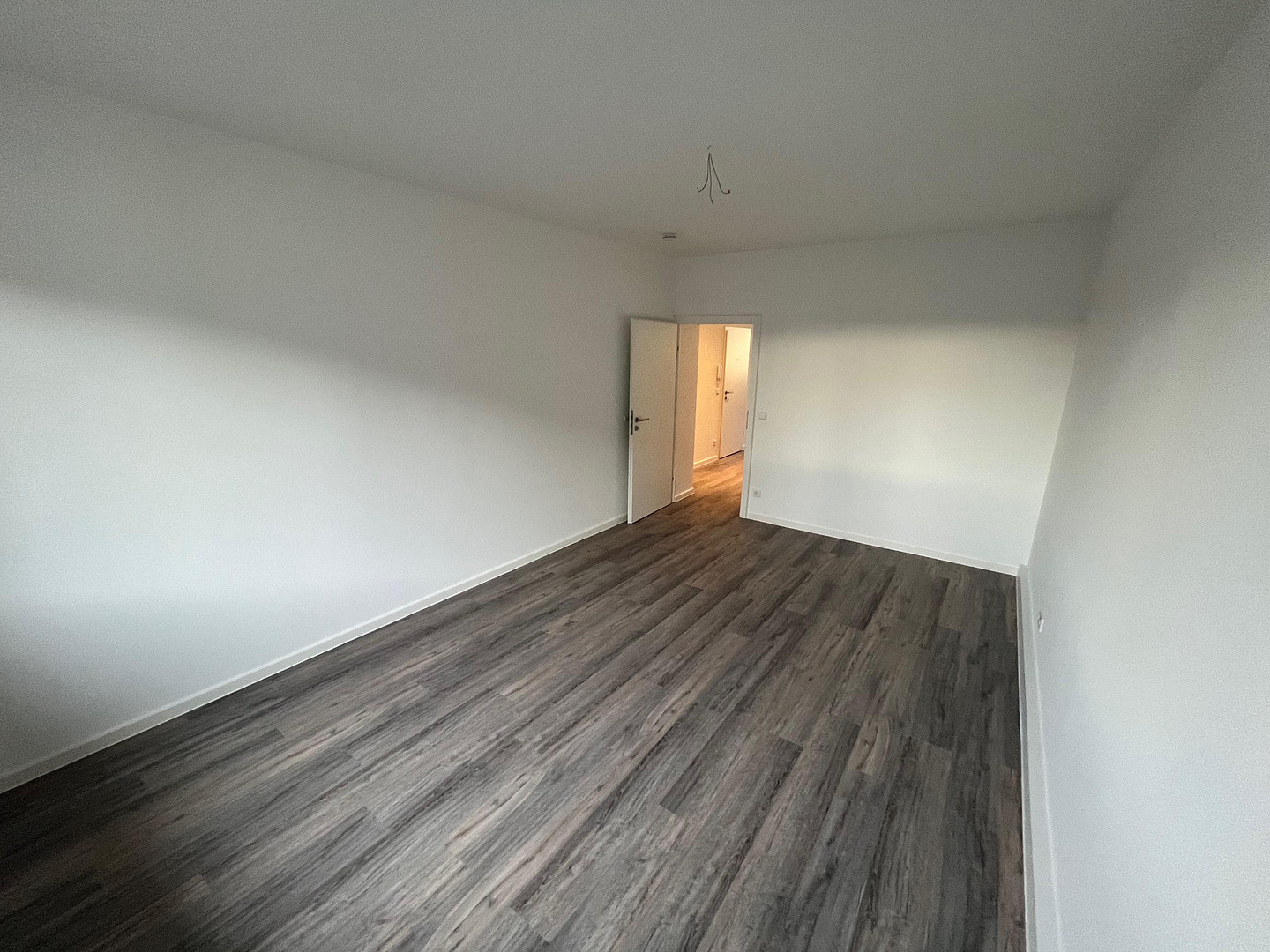 Geschmackvolle, sanierte 2-Raum-Wohnung mit gehobener Ausstattung mit Balkon und EBK in Düsseldorf – Foto 4