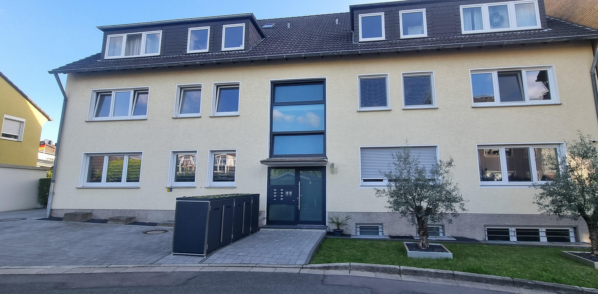 Erstbezug nach Kernsanierung: Lichtdurchflutete 2,5-Zimmer-Wohnung mit Süd-Loggia & Top-Ausstattung