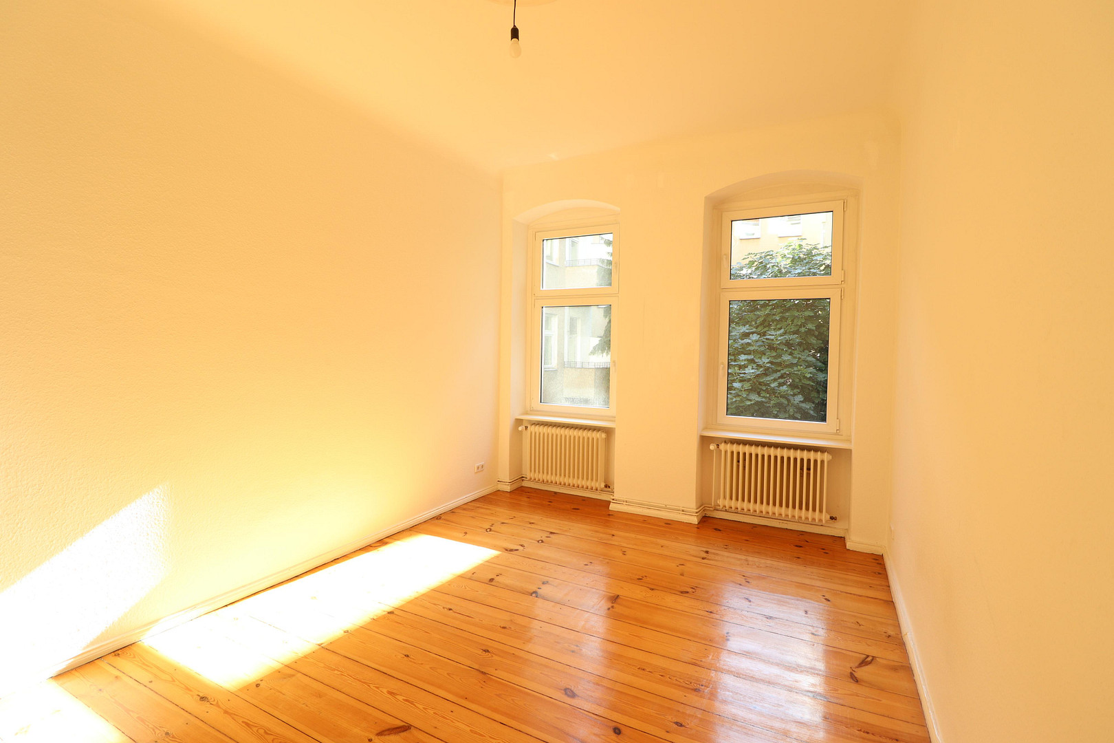 Schöne 2-Zimmer Altbauwohnung im Brüsseler Kiez – Foto 4