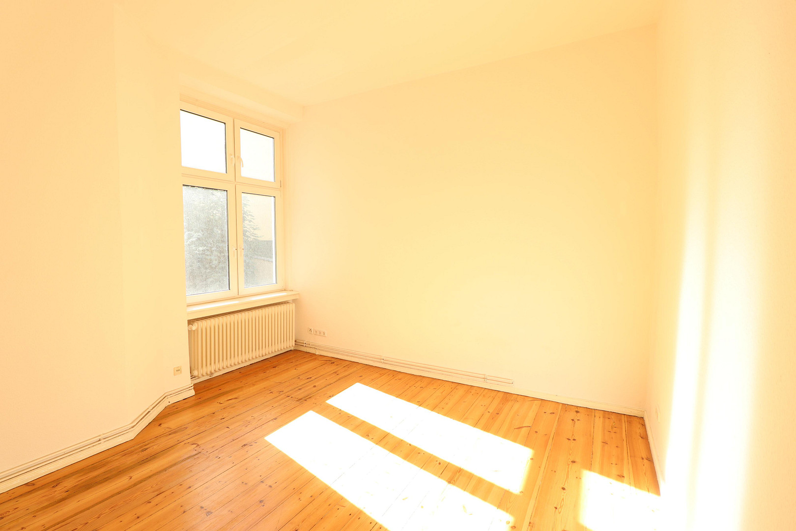 Schöne 2-Zimmer Altbauwohnung im Brüsseler Kiez – Foto 2