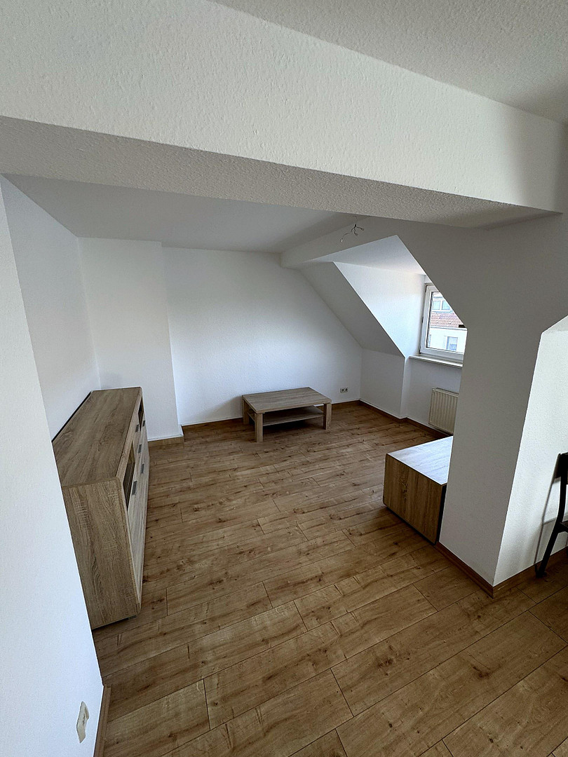 Helle 2-Zimmer-Dachgeschosswohnung mit Einbauküche (neue Geräte) nahe S-Bahn Paunsdorf – Foto 4