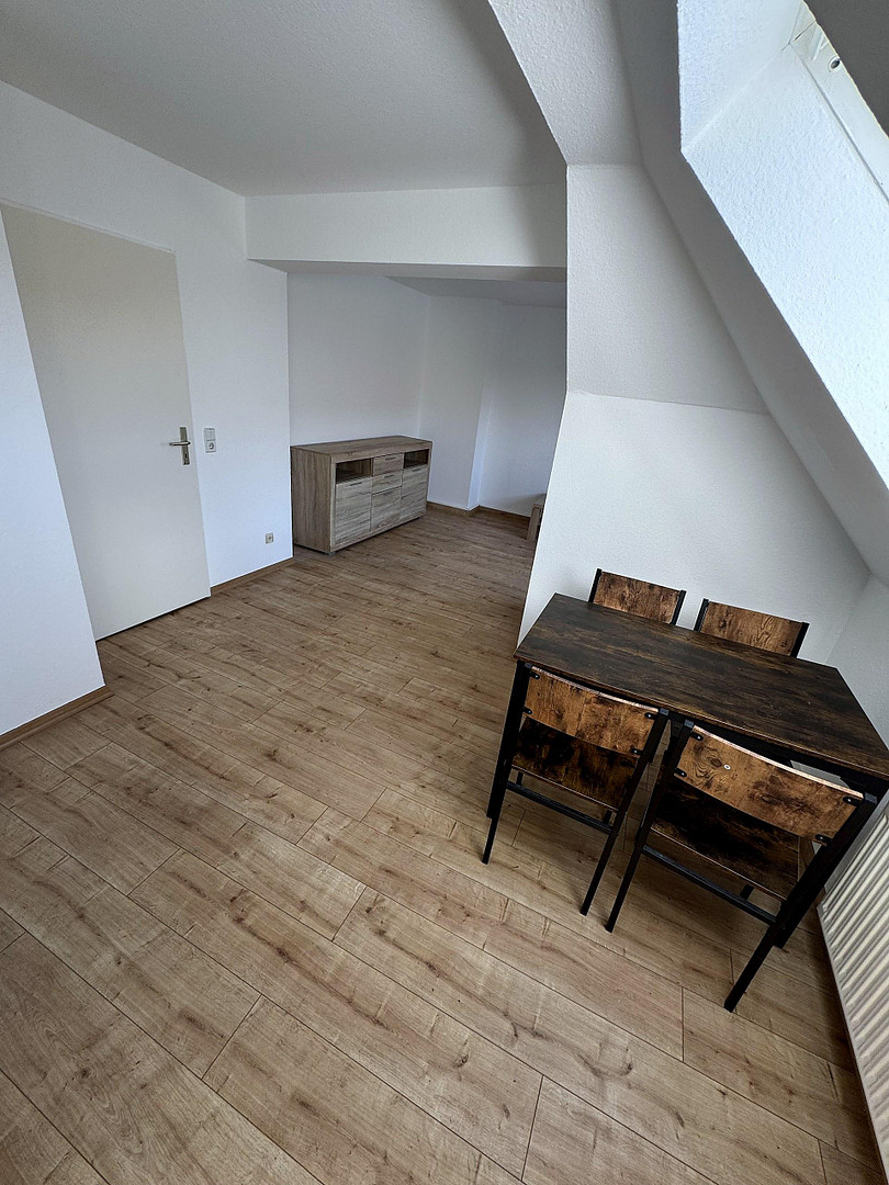 Helle 2-Zimmer-Dachgeschosswohnung mit Einbauküche (neue Geräte) nahe S-Bahn Paunsdorf – Foto 5