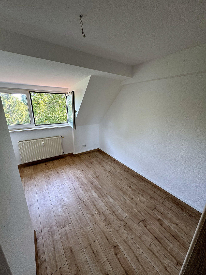Helle 2-Zimmer-Dachgeschosswohnung mit Einbauküche (neue Geräte) nahe S-Bahn Paunsdorf – Foto 10