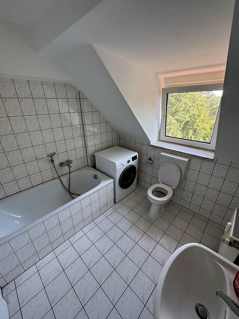 Helle 2-Zimmer-Dachgeschosswohnung mit Einbauküche (neue Geräte) nahe S-Bahn Paunsdorf – Foto 14