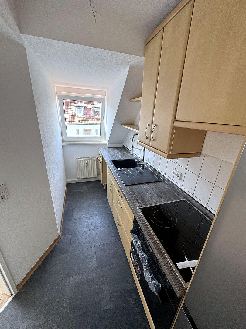 Helle 2-Zimmer-Dachgeschosswohnung mit Einbauküche (neue Geräte) nahe S-Bahn Paunsdorf – Foto 6
