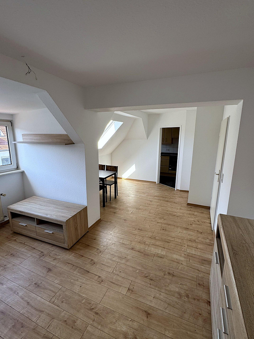 Helle 2-Zimmer-Dachgeschosswohnung mit Einbauküche (neue Geräte) nahe S-Bahn Paunsdorf – Foto 2