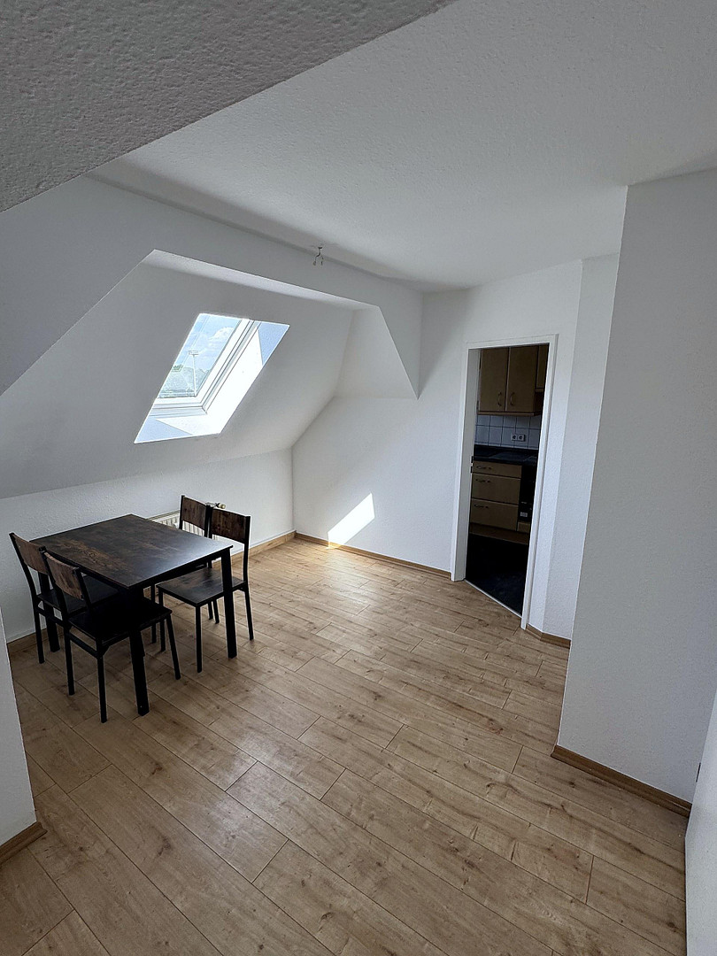 Helle 2-Zimmer-Dachgeschosswohnung mit Einbauküche (neue Geräte) nahe S-Bahn Paunsdorf – Foto 3