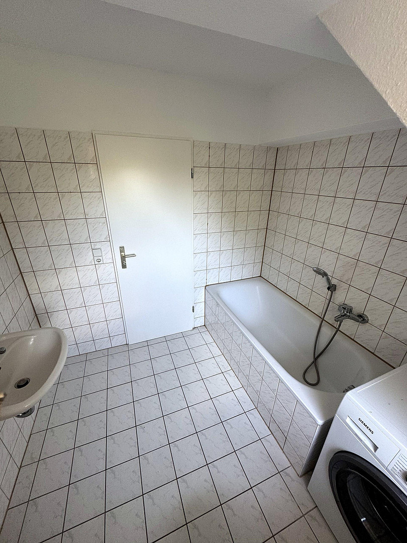 Helle 2-Zimmer-Dachgeschosswohnung mit Einbauküche (neue Geräte) nahe S-Bahn Paunsdorf – Foto 15