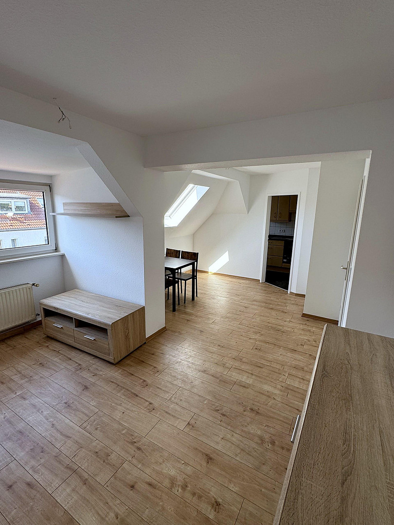 Helle 2-Zimmer-Dachgeschosswohnung mit Einbauküche (neue Geräte) nahe S-Bahn Paunsdorf
