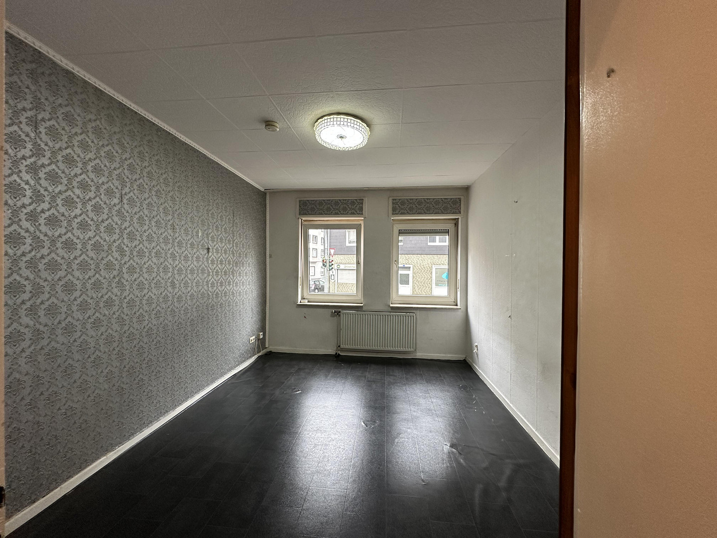 2-room apartment with potential for renovation, offering a rent ...