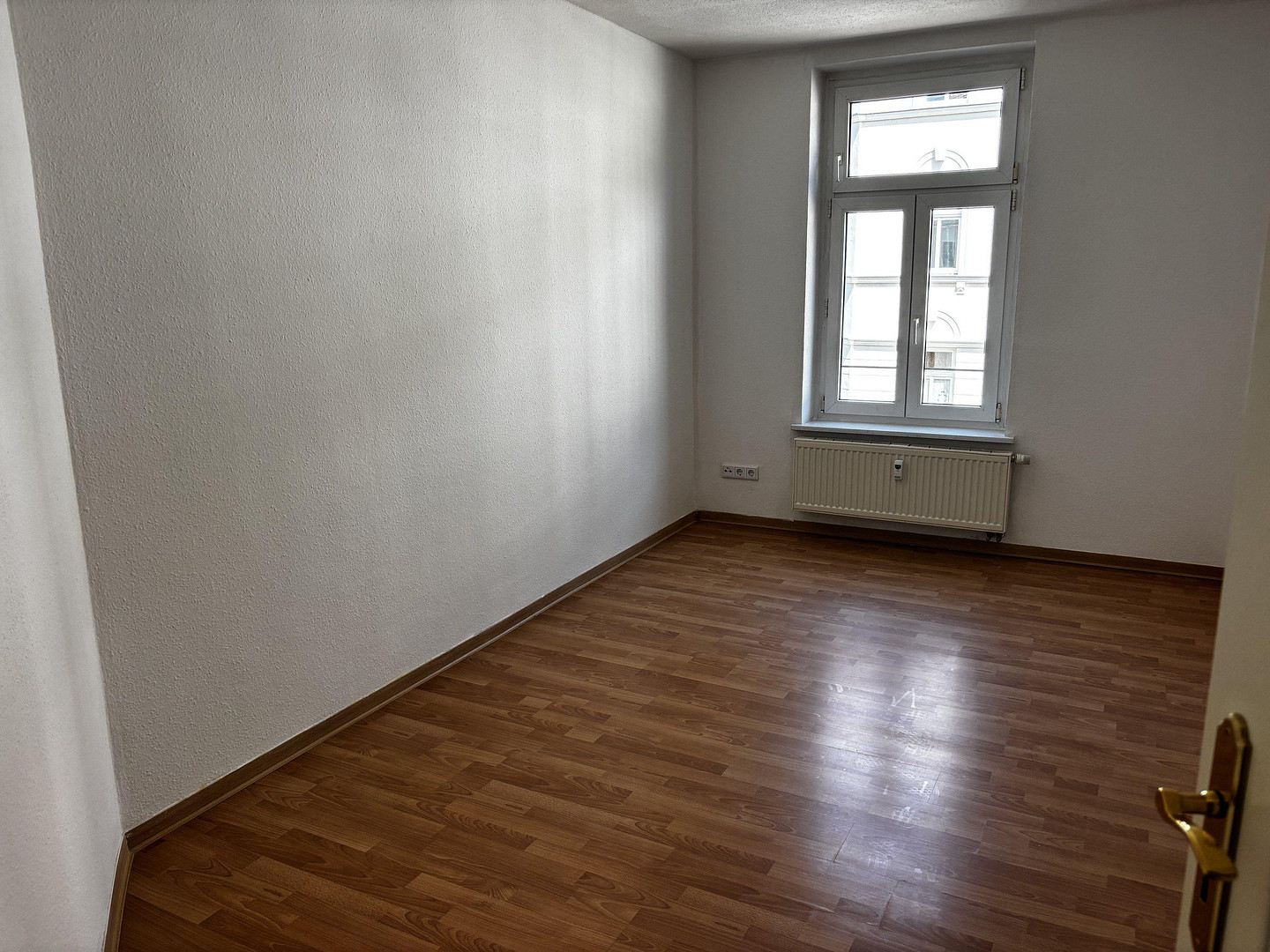 Helle 3-Zimmer-Wohnung mit Aufzug, neuer Einbauküche und modernisiertem Bad – Foto 3