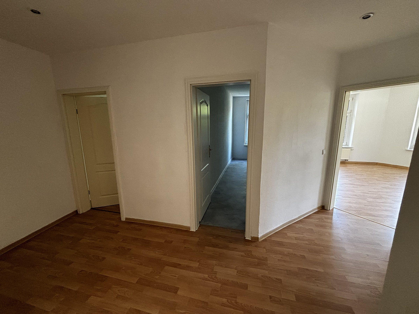 Helle 3-Zimmer-Wohnung mit Aufzug, neuer Einbauküche und modernisiertem Bad – Foto 5