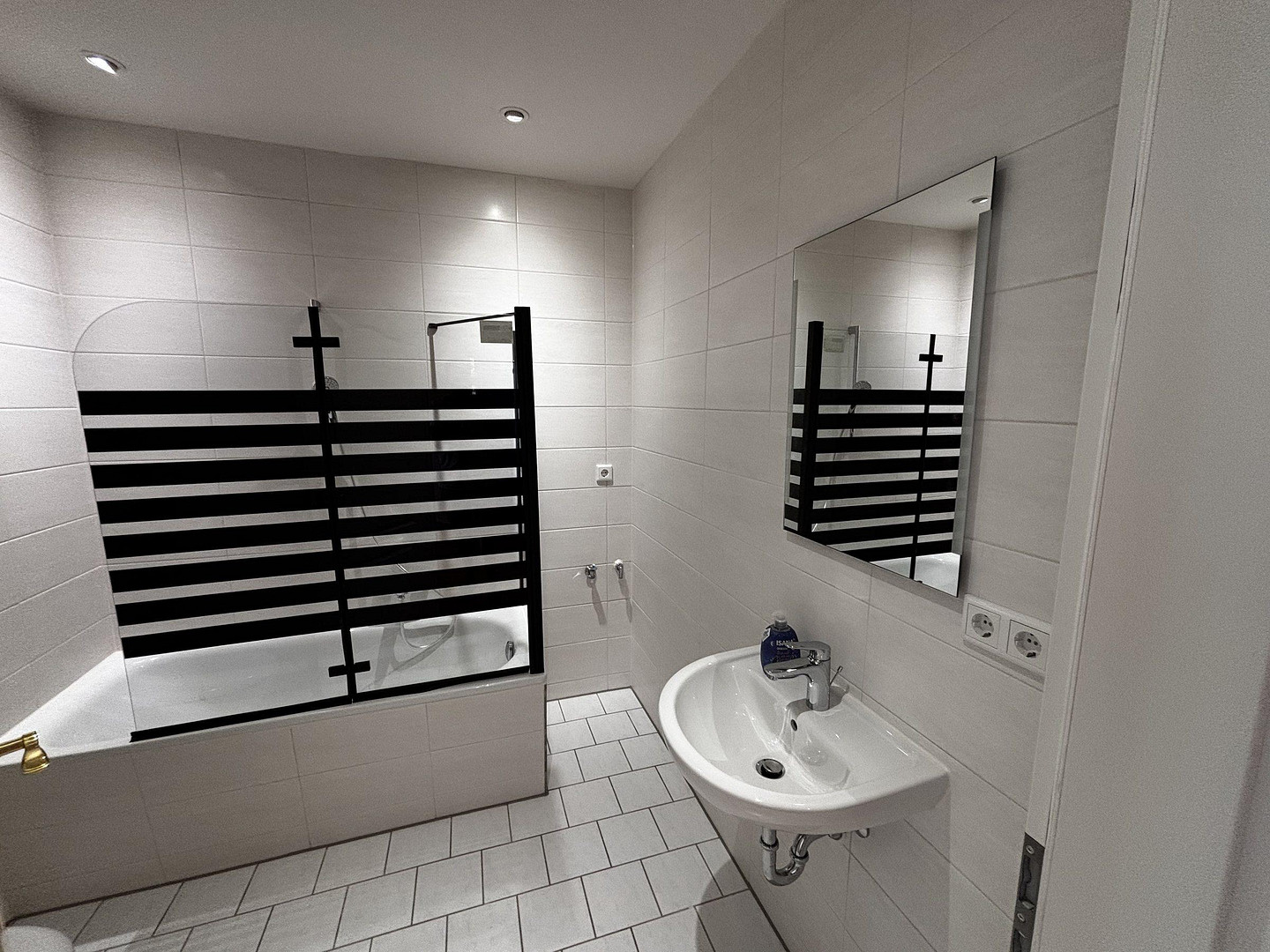 Helle 3-Zimmer-Wohnung mit Aufzug, neuer Einbauküche und modernisiertem Bad – Foto 8