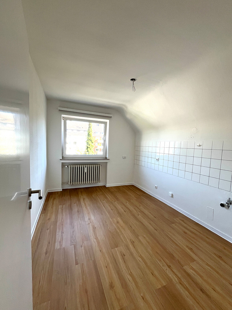Helle sanierte Dachgeschosswohnung mit großem Balkon. – Foto 5