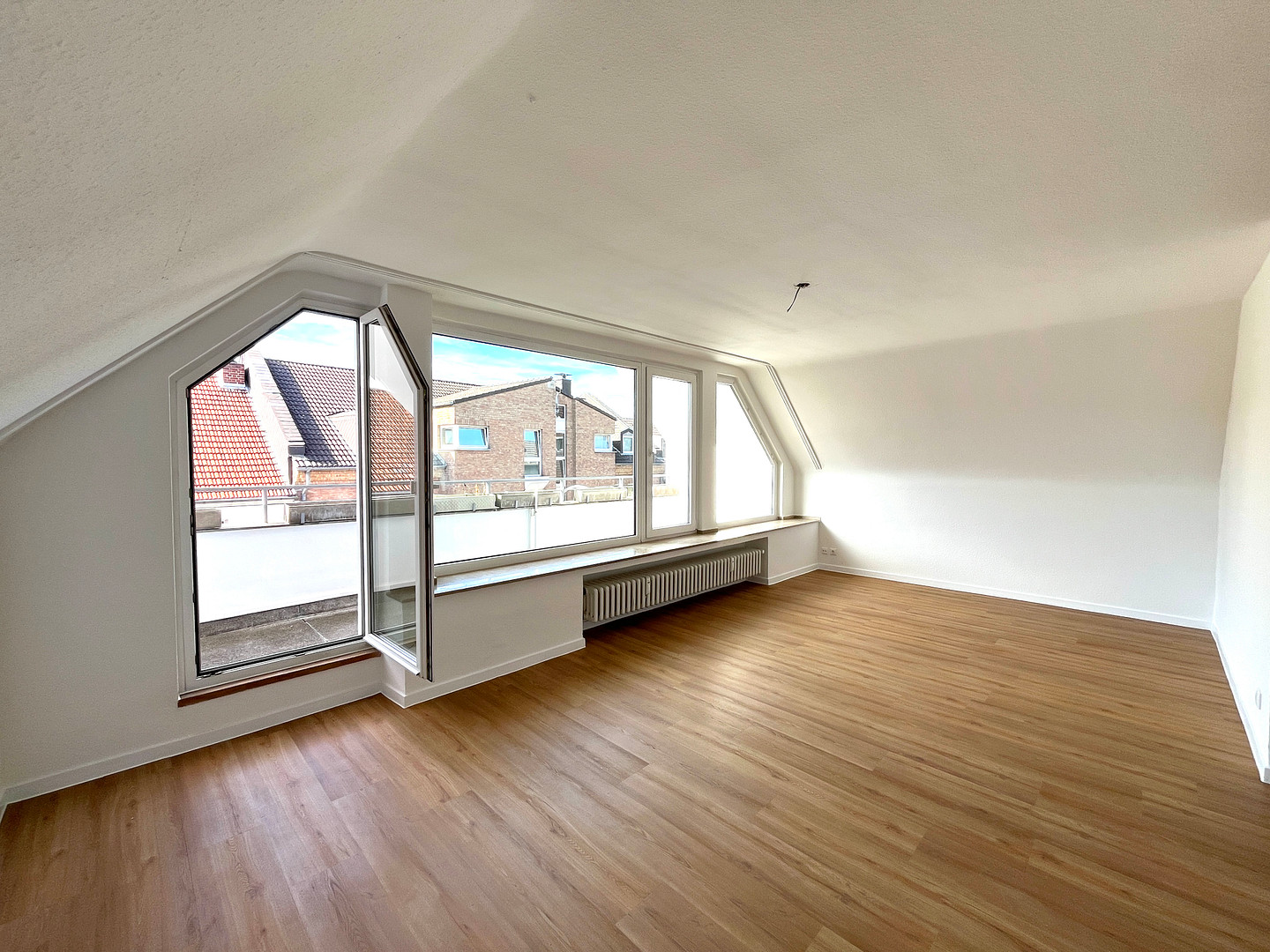 Helle sanierte Dachgeschosswohnung mit großem Balkon. – Foto 2