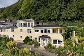 Exklusiv zum Verkauf: Villa im Weserbergland – Repräsentative Lage mit unverbaubarer Aussicht – Rinteln(Schaumburg) – Vorschaubild 2