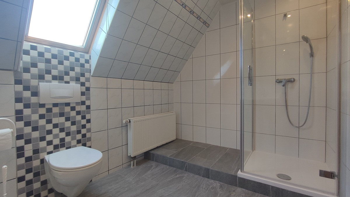 Charmantes Reihenhaus mit Garten, Hochterrasse & Einbauküche – Schnedermannstrasse 69, 26721 Emden – Vorschaubild 13