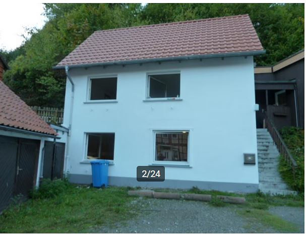 Freistehendes Einfamilienhaus 4 Zimmern 2x Garage + 694qm Bodend