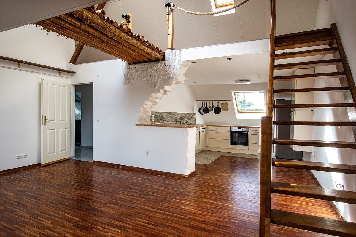 Exklusive Dachgeschosswohnung mit Dachterrasse, Empore und Altbaucharme