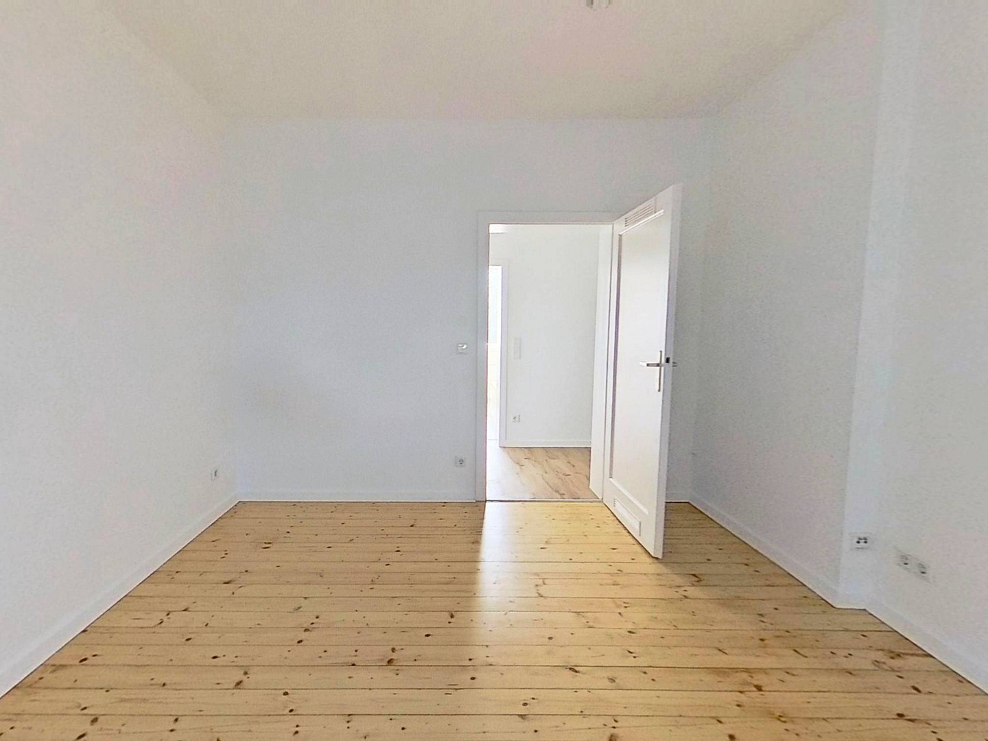 Gemütliche 2-Zimmer-Erdgeschosswohnung mit modernem Wannenbad und viel Lichteinfall – 33607 Bielefeld – Vorschaubild 2