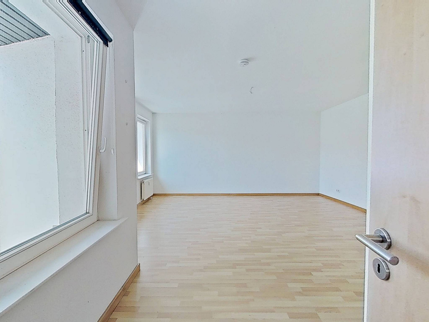 Warmes Nest, kalte Ersparnis - 1 KALTMIETE GESCHENKT: Große 3-Zimmer-Dachgeschosswohnung mit EBK und intelligentem Grundriss im historischen Breitenweg – 39104 Magdeburg(Altstadt) – Vorschaubild 6