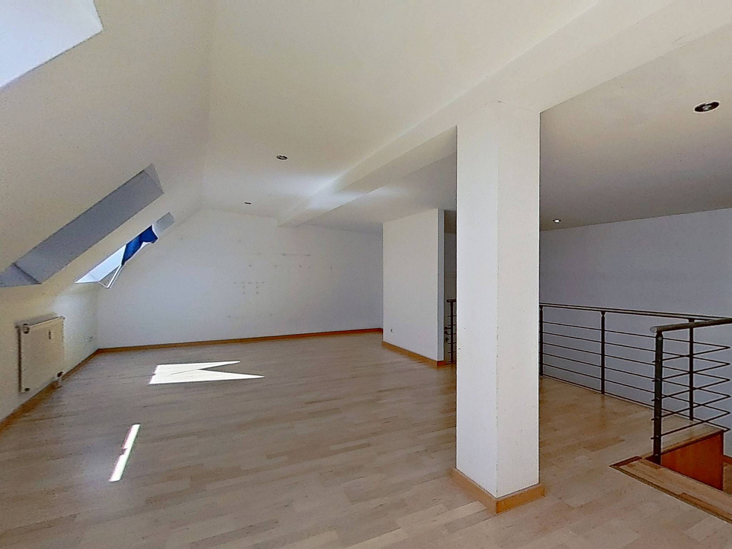 Warmes Nest, kalte Ersparnis - 1 KALTMIETE GESCHENKT: Große 3-Zimmer-Dachgeschosswohnung mit EBK und intelligentem Grundriss im historischen Breitenweg – 39104 Magdeburg(Altstadt) – Vorschaubild 3
