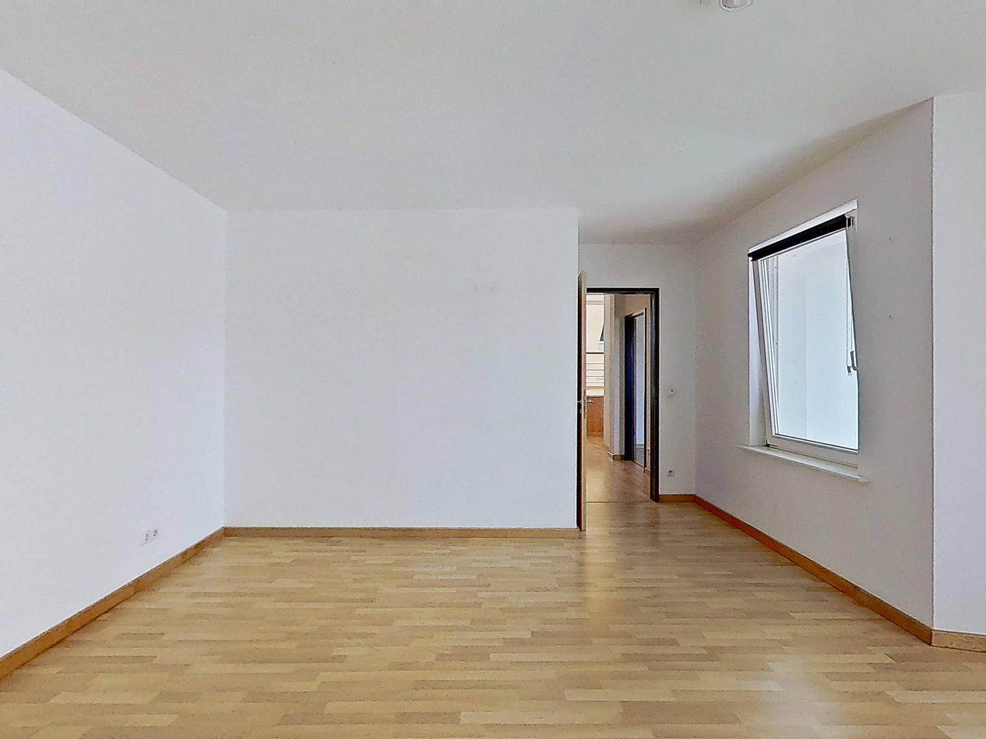 Warmes Nest, kalte Ersparnis - 1 KALTMIETE GESCHENKT: Große 3-Zimmer-Dachgeschosswohnung mit EBK und intelligentem Grundriss im historischen Breitenweg – 39104 Magdeburg(Altstadt) – Vorschaubild 8